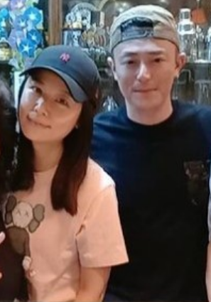 林心如|林心如霍建华与友人甜蜜聚餐，林心如全素颜现身，皮肤黝黑超显老