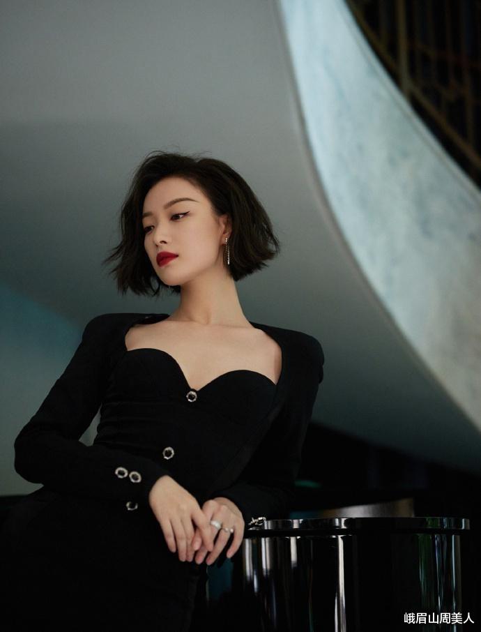 t恤|?女人别总扎“低马尾”，今年流行这3种发型，杨幂、迪丽热巴早安排了！