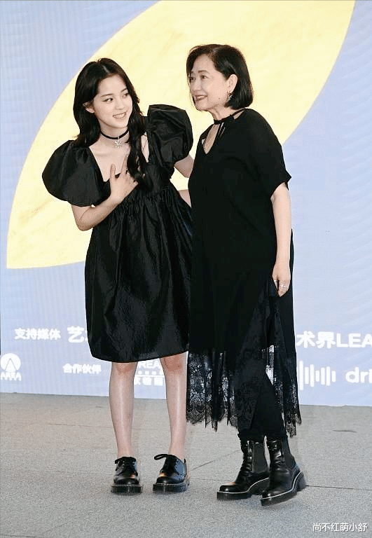 尚不红萌小舒|傅娟59岁依旧温婉可人，一身黑色打扮时髦，气质不输零零后女儿