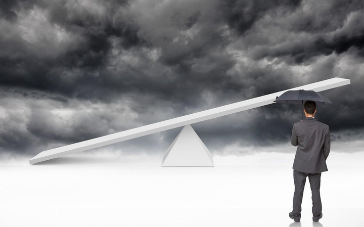 高校|职场中，同事利用关系上位，业务能力差，需要帮助他吗？