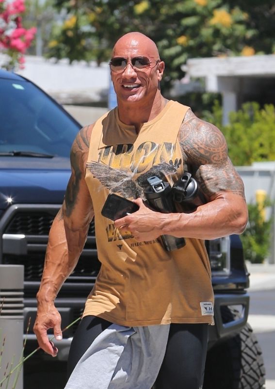 道恩·强森|49岁巨石强森街头被拍，穿背心肌肉壮实光头抢镜，手臂青筋暴起