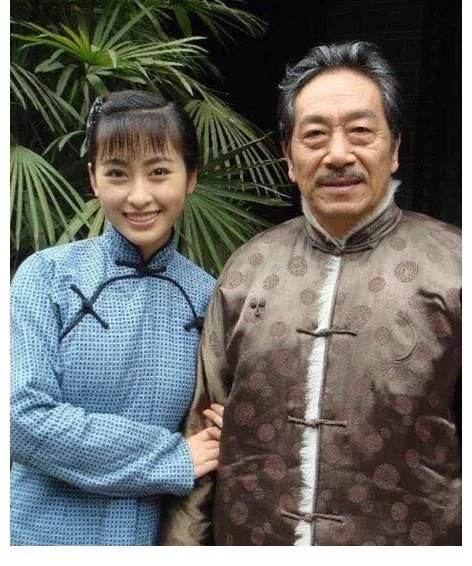 王奎荣|36岁女星嫁73岁老戏骨，生下二子，自己浓妆艳抹，丈夫满脸沧桑