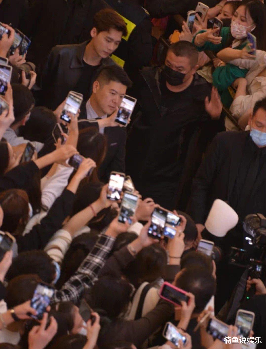李易峰|34岁李易峰生图抢镜，穿皮夹克彰显痞帅气质，本人比照片还要帅