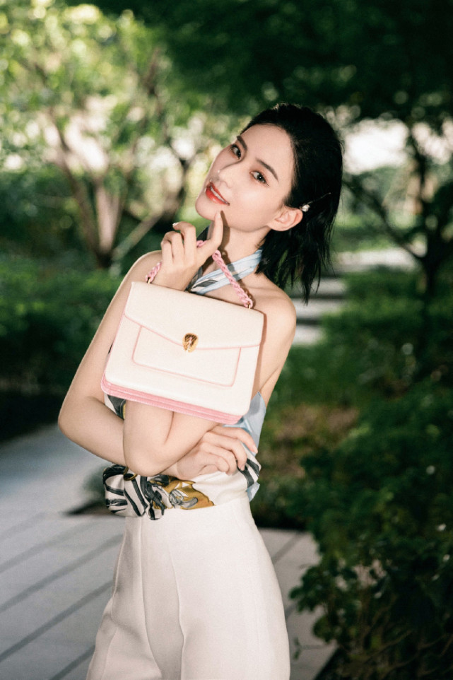 混搭时尚Anna 30岁何超莲太会打扮，165cm穿挂脖衫配高腰裤，真是时尚又有个性