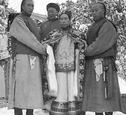 慈禧太后|慈禧贴身侍卫老照片：面露凶光、杀气腾腾，这气势电视剧都拍不出