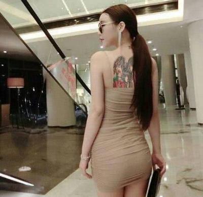 舜网 勇敢的小伙子给刚蜕完皮的眼镜王蛇喂水，会不会上演“白娘子报恩”？