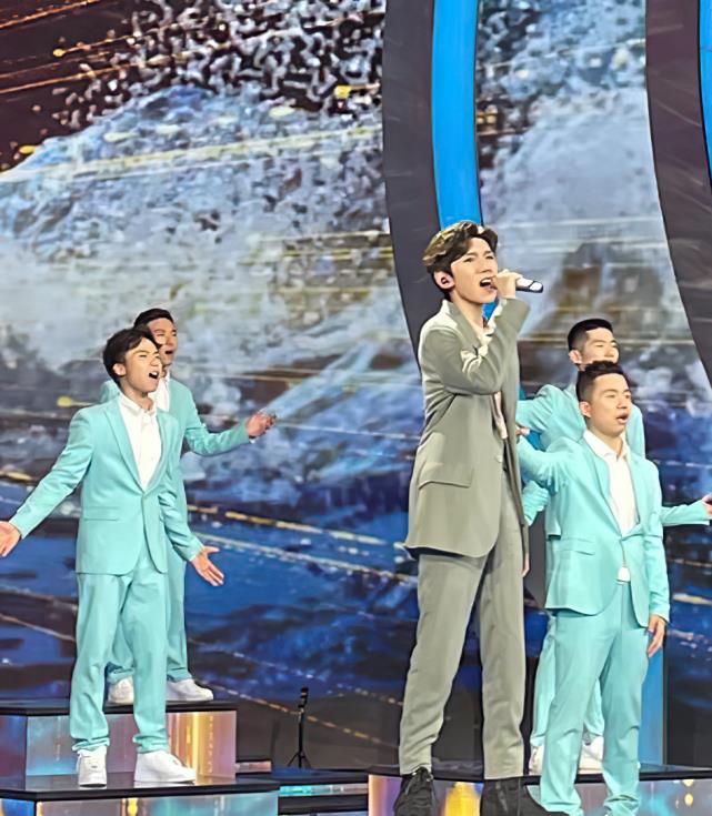 王源|王源总算长高了，央视无修图身高太抢镜，不到一月突破一米八？