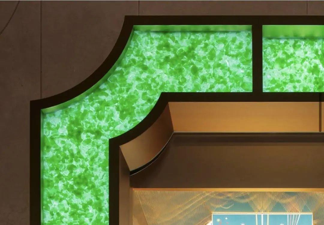 翡翠|美到失语！宝格丽的“翡翠墙”，竟是用废弃啤酒瓶制作的？