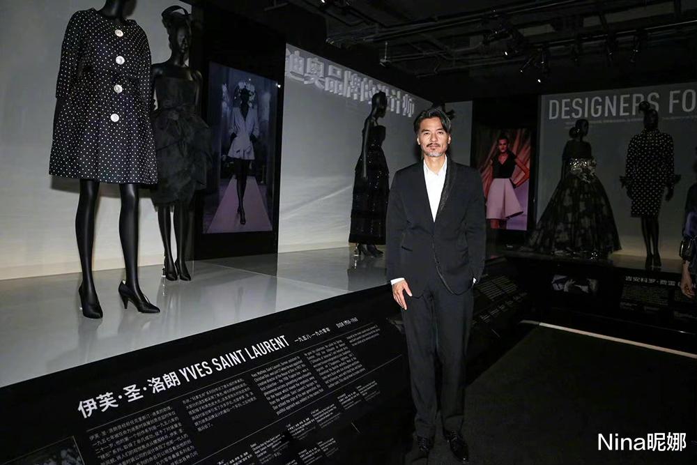 冯德伦|冯德伦罕见露面真“邋遢”，47岁穿西装头发花白似大叔，舒淇不管管