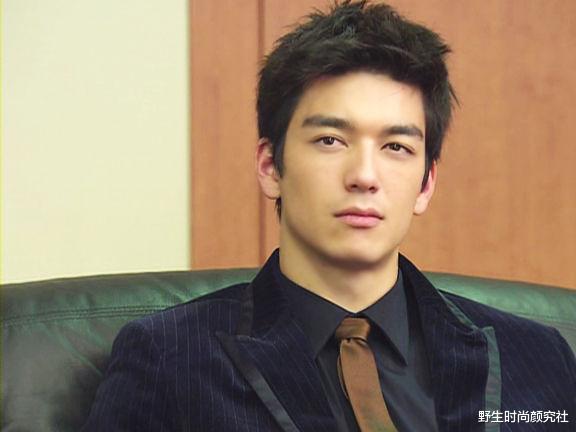 丹尼斯·吴|男二号长成这样，男主角不火也能理解了吧？