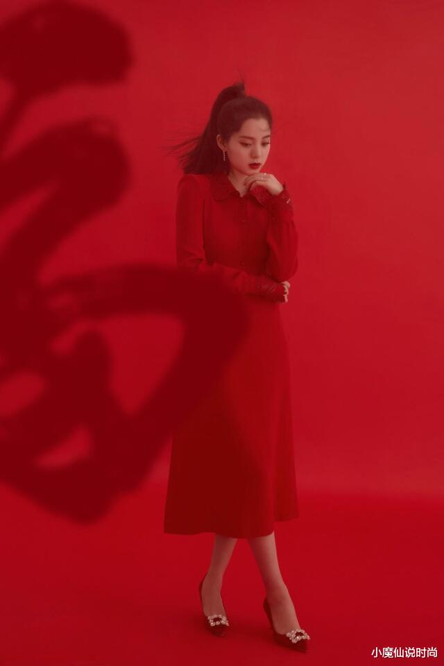 欧阳娜娜|欧阳娜娜真会穿，穿红裙优雅又喜庆，扎高马尾灵动又减龄