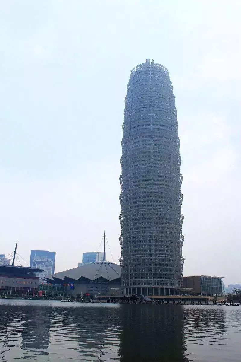 新濟南人小李 110個建筑界的“金酸莓獎”，國家發(fā)改委：嚴(yán)禁建設(shè)“丑陋建筑”