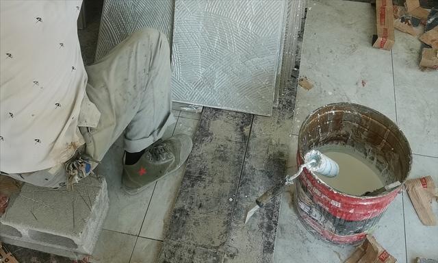 地砖铺完两天后全部空鼓，弄清空鼓的原因，重点掌握3个预防措施