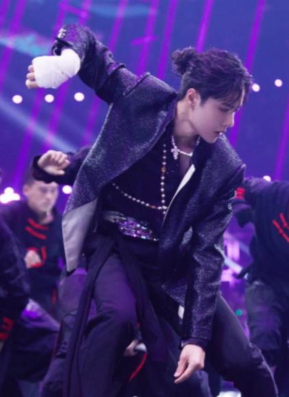 李湘|王一博发型挑战没得怕，长发寸头之间任意切换，太哇塞了