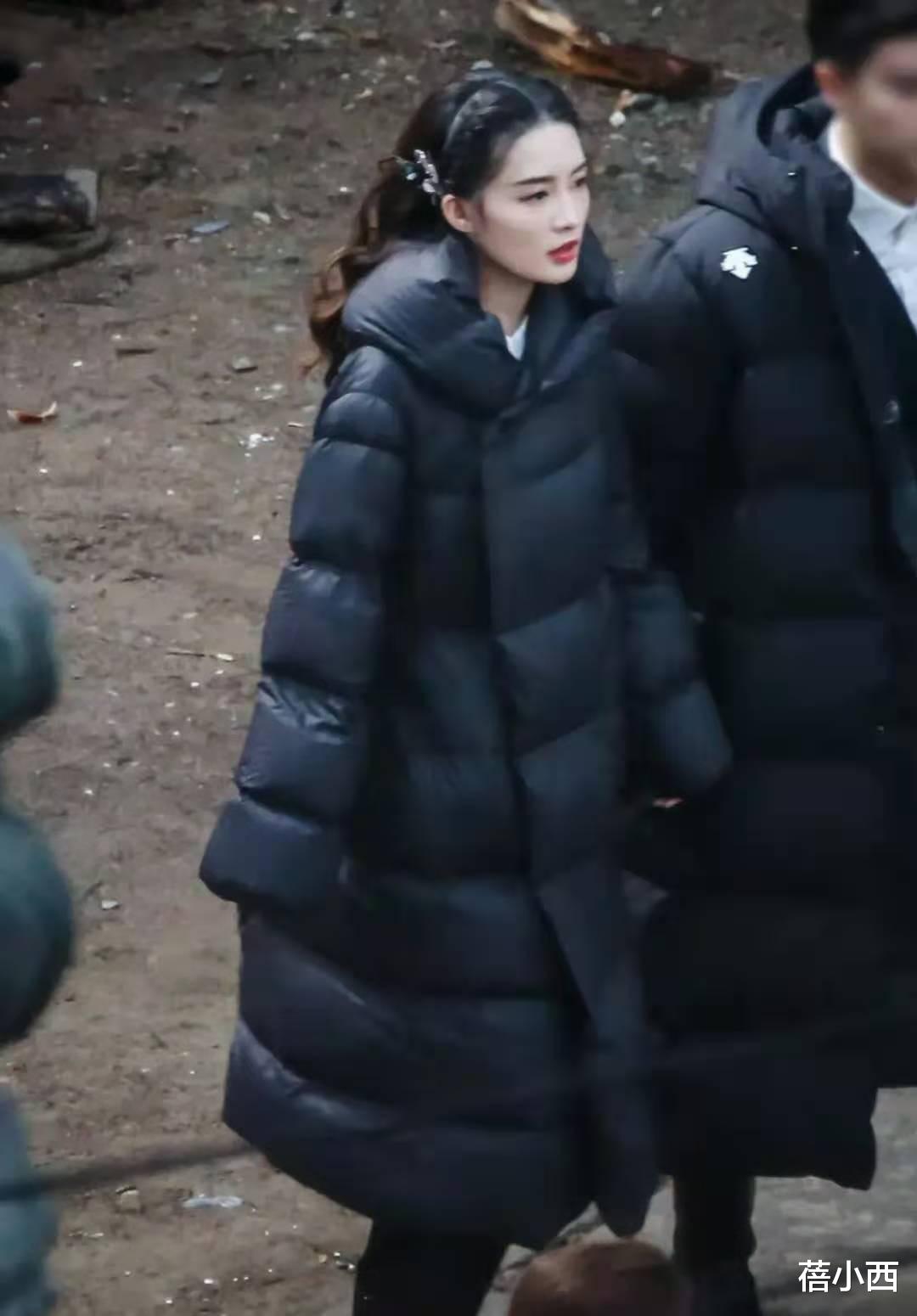 陈妍希|“李沁”越来越时髦了,穿黑色羽绒服配编发,虽简约却很显气质