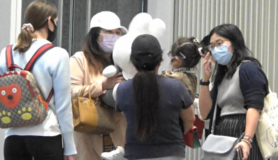 何超盈|何超盈产后两年胖若两人，出动五人团队带女儿逛街，尽显豪门排场