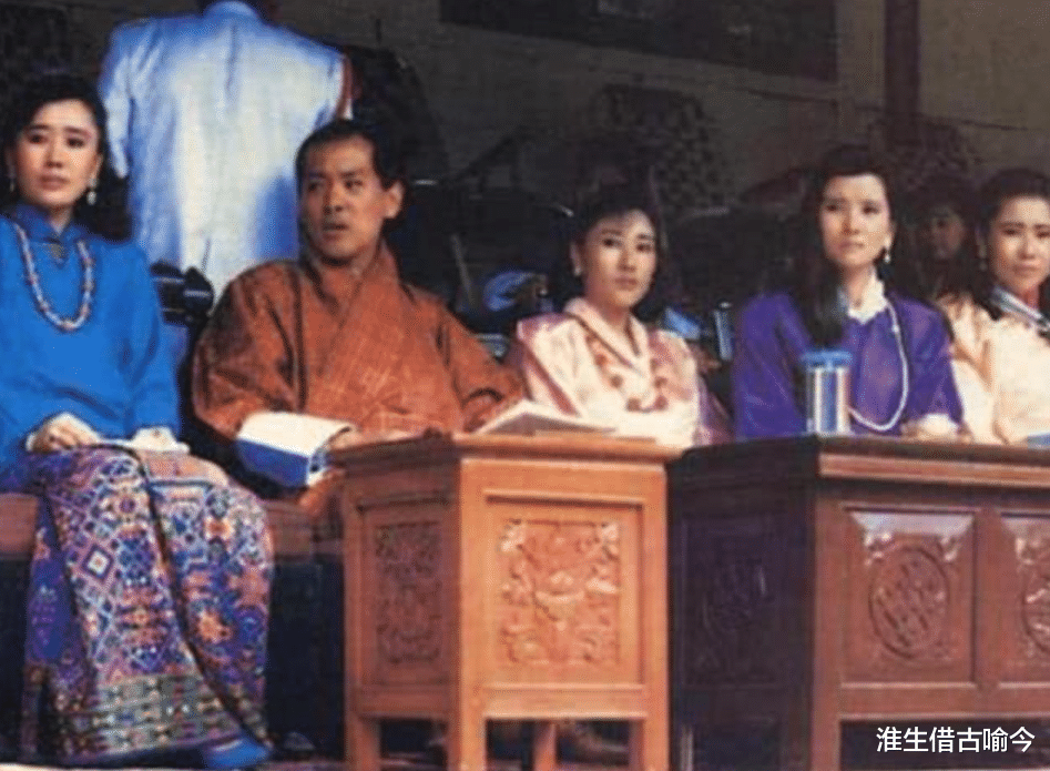 直发|不丹王后不梳直发,把头发盘起更迷人,被粉嫩娇羞的小姑子抢风头