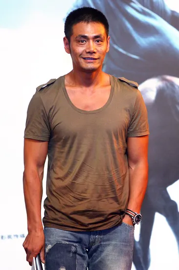 春晚|《笑傲江湖》“令狐冲”原本由邵兵扮演，开拍后张纪中：我想大耳刮子扇他