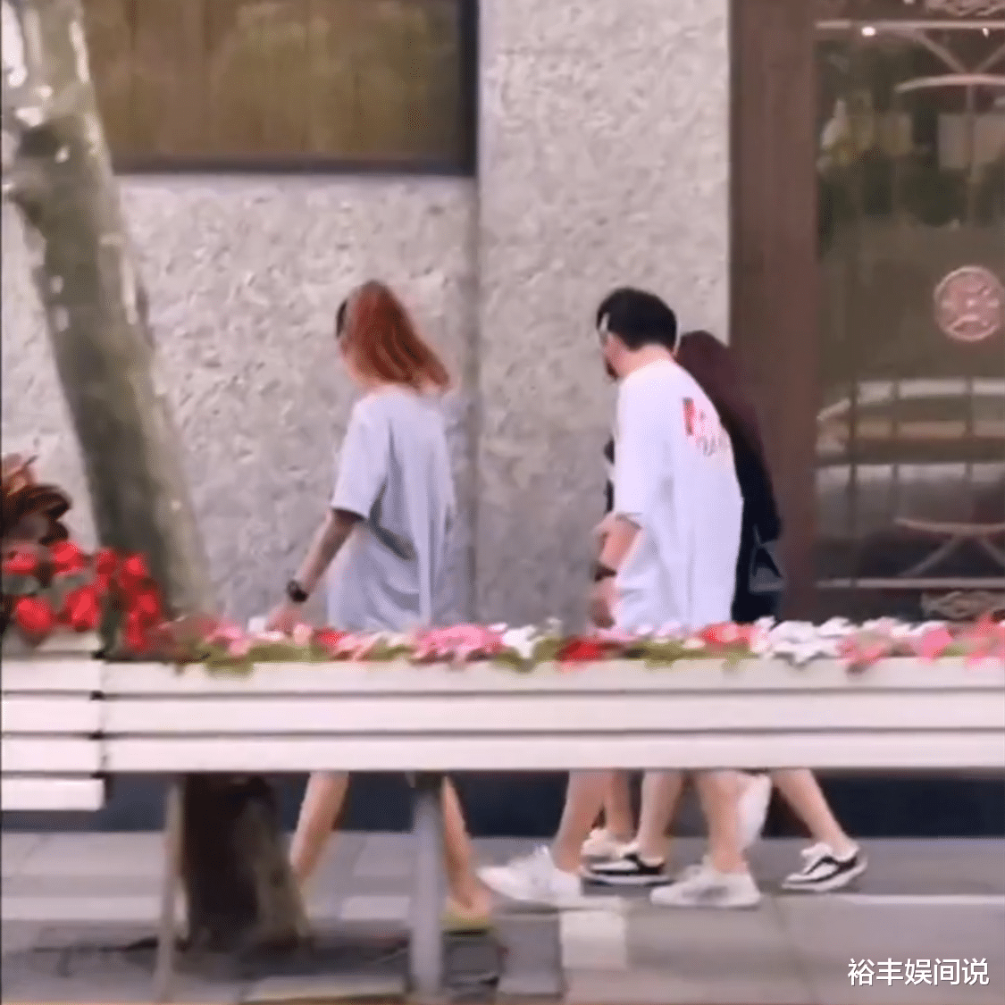 王思聪|王思聪携仨美女逛街，全程开心聊天不间断，手搭美女肩头画面暧昧
