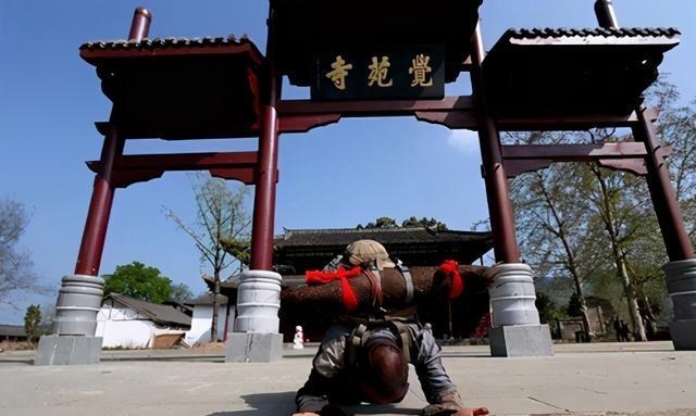 佛教|真正的苦行僧释正弘，三步一拜，走完4大名山，脚上茧比鞋底还硬