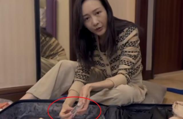 王鸥|王鸥罕见素颜现身拍摄，粉丝却被她床边的东西吸引，你可是女明星