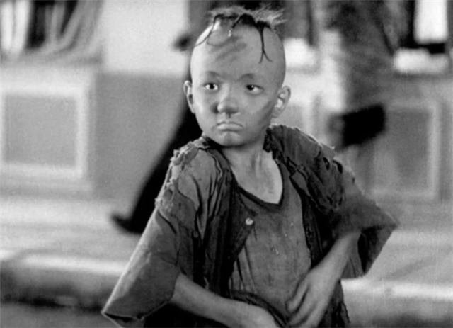 三毛流浪记|三毛流浪记：三毛积攒烟牌，凑齐了108张，换来的奖品很讽刺