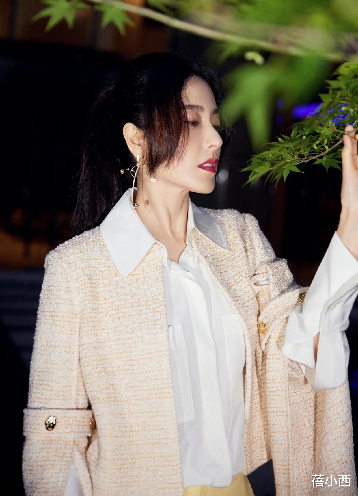 蓓小西|曾黎真是活出了70后羡慕的样子,穿斜肩裙连衣裙,气质身材都太靓