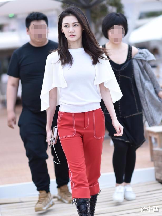 苗苗|郑恺的老婆苗苗时髦起来真有范，一身白+红穿搭，像换了个人似的
