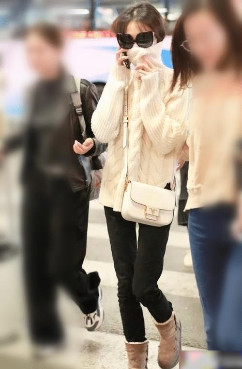 修图|郑爽再露面录节目，没修图的近照，像个干瘪的老太太！