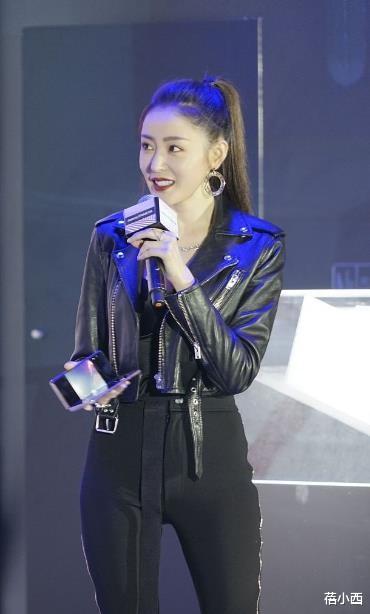 |张天爱的身材好到穿健美裤也不尴尬，配短皮衣扎高马尾，气质惊艳