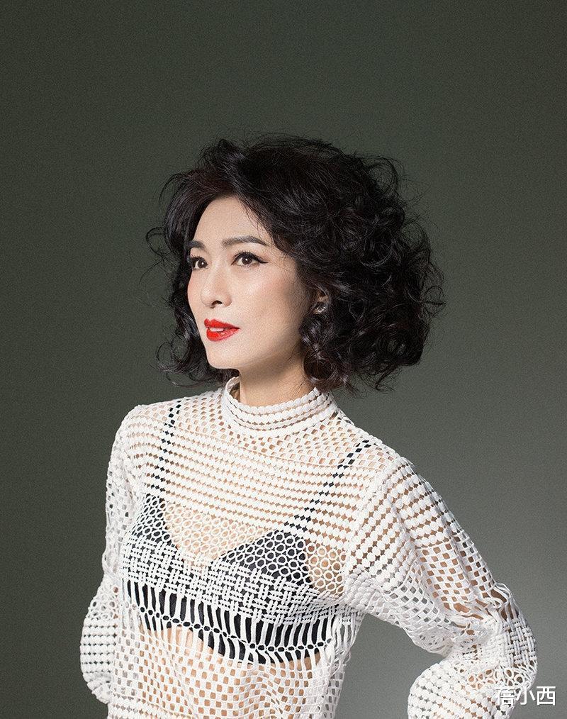 蓓小西|米雪真是65岁的年纪35岁的身材，穿挂脖上衣配阔腿裤，像个年轻人