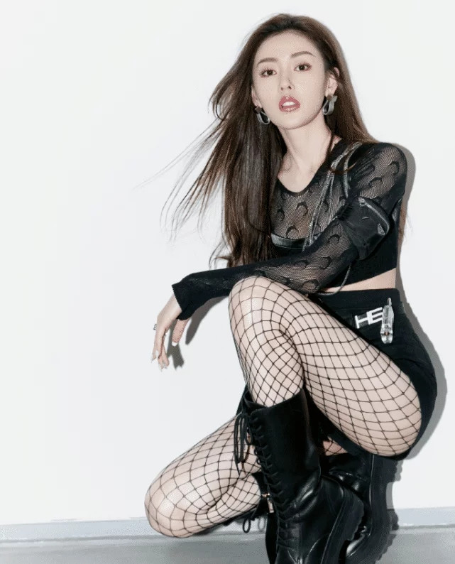 张天爱|张天爱“魔鬼身材”现身活动，穿露脐装秀身材，配渔网丝袜好性感