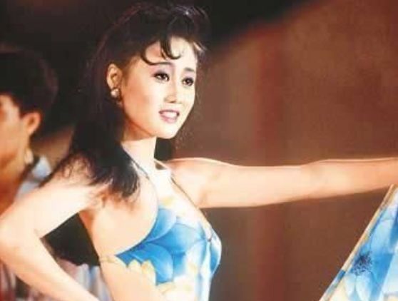 利智|利智全家福曝光，利智容颜不老，两个女儿一言难尽，李连杰娶对了