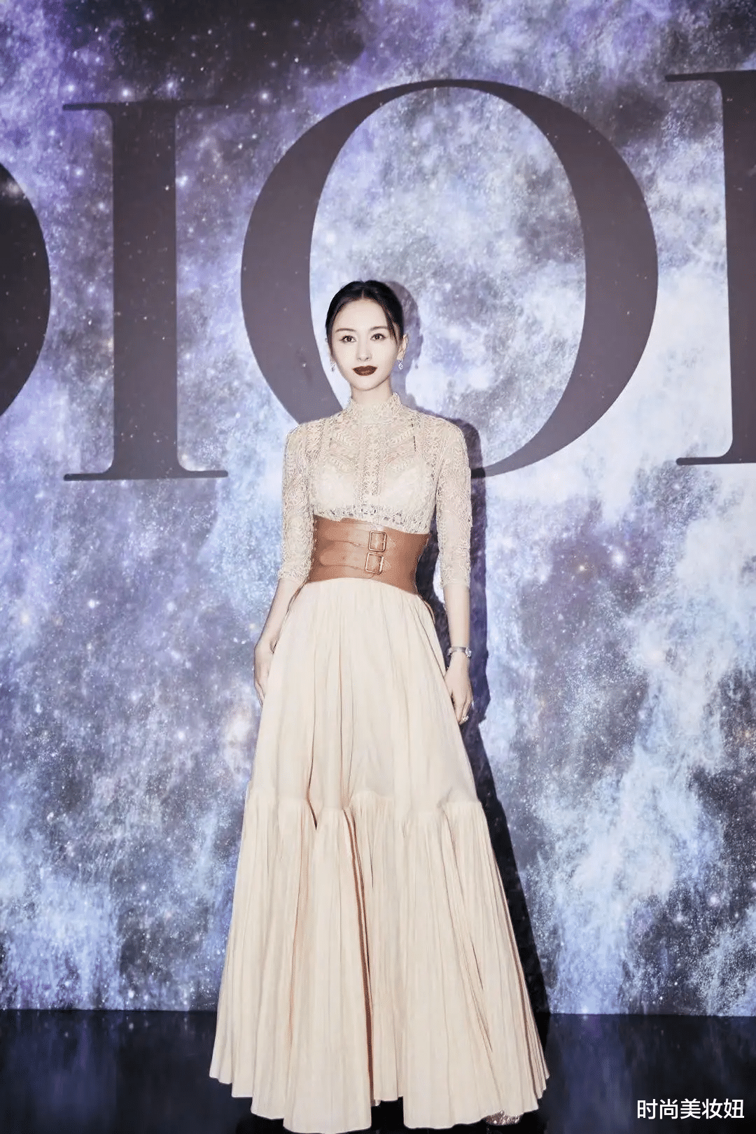 时尚美妆妞|被佟丽娅的身材迷住，穿裸色连衣裙腰臀比太完美，这身材我酸了