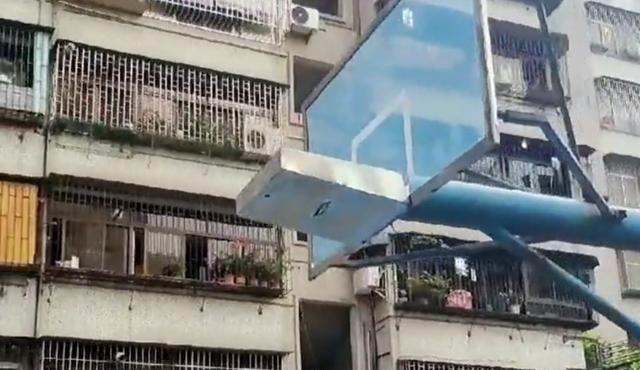 篮球|广东佛山：奇葩球场投篮筐竟被铁盒封住，居民：单位有活动才打开