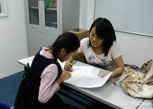 蜂蜜妈妈|教培圈“乱象”：补课班明明已经关门，教师收入却不降反升