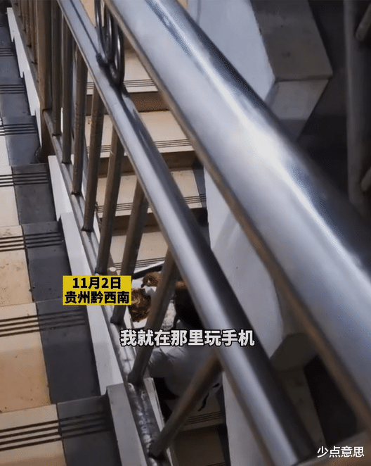 女子吃太饱在楼梯间休息,发现服务员楼底偷吃,“她可能太饿了”