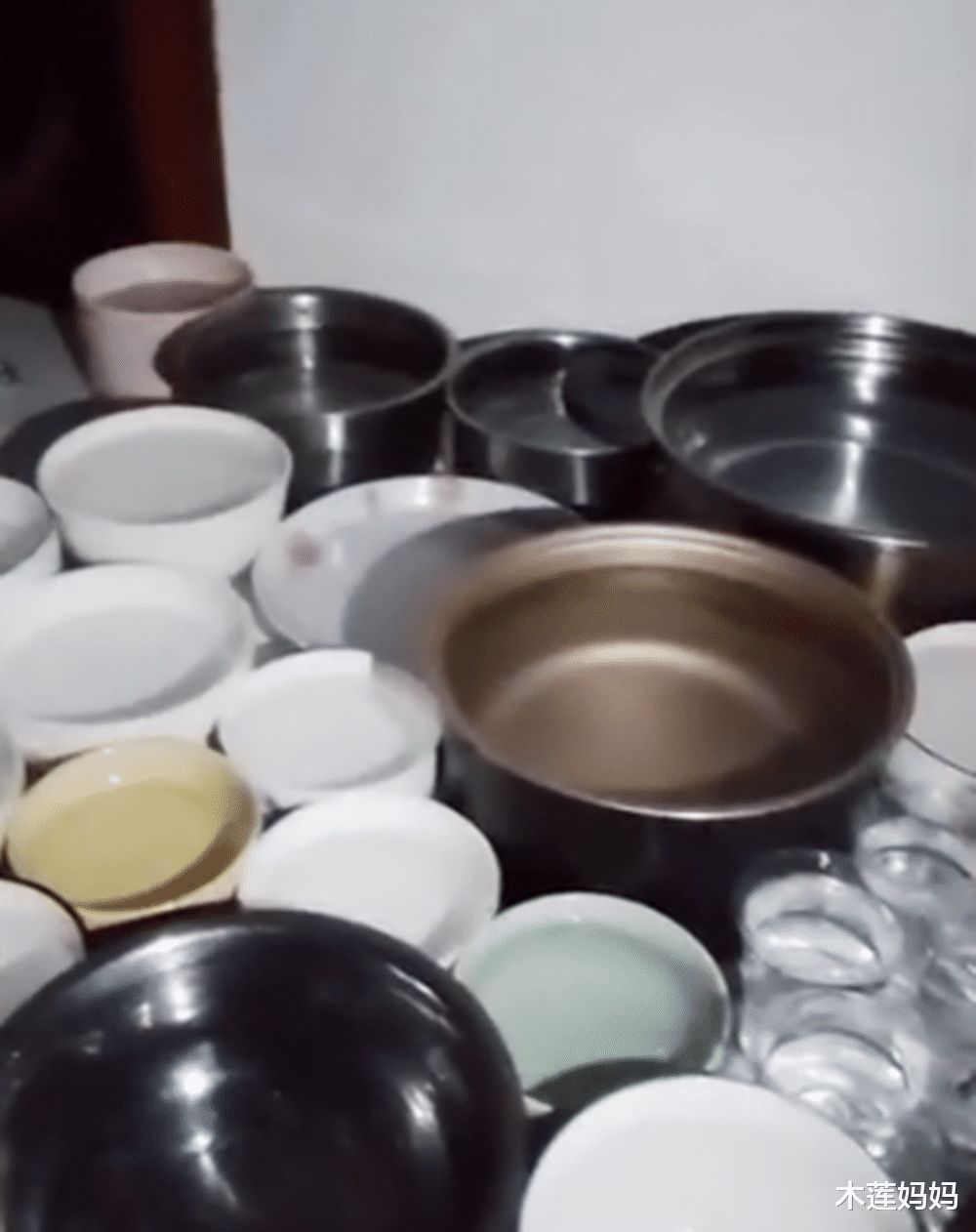 木莲妈妈|妈妈因暴雨被困，回家后桌子上摆满“锅碗瓢盆”，笑着笑着便哭了