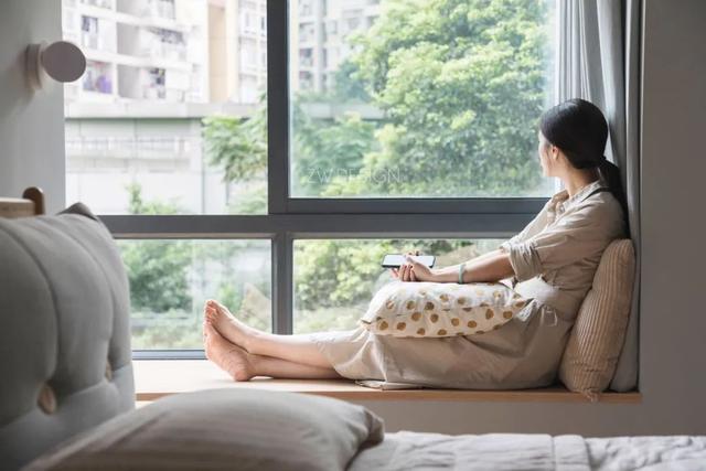 103㎡现代简约，留白+原木+绿植，让生活悠闲舒适有故事