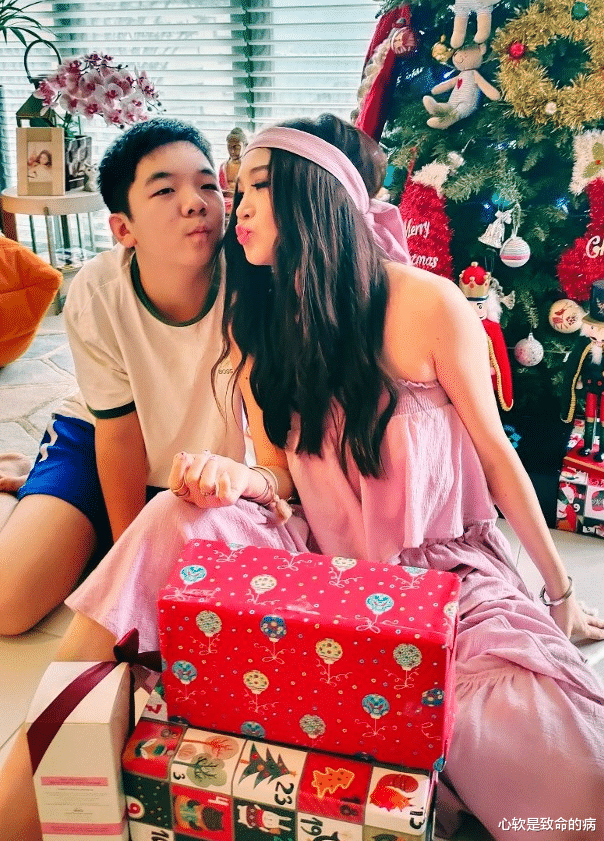 圣诞节|久别胜新婚！55岁TVB前女星终于回港，老公激动献香吻！