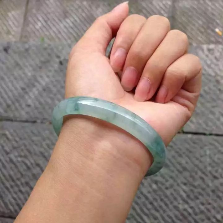 翡翠手镯|“石头变形记”：水煮三个月，从废料进化成高档翡翠