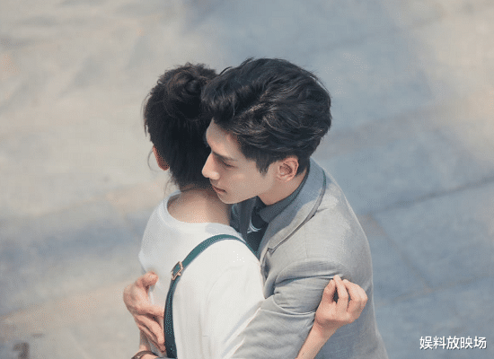 罗云熙|都市励志剧《追光者》路透,罗云熙吴倩甜蜜相拥,梦回《何以笙箫默》