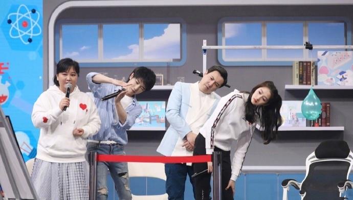 关晓彤|关晓彤给沈腾写评价，意外暴露真实字体，确定是23岁的人写的？