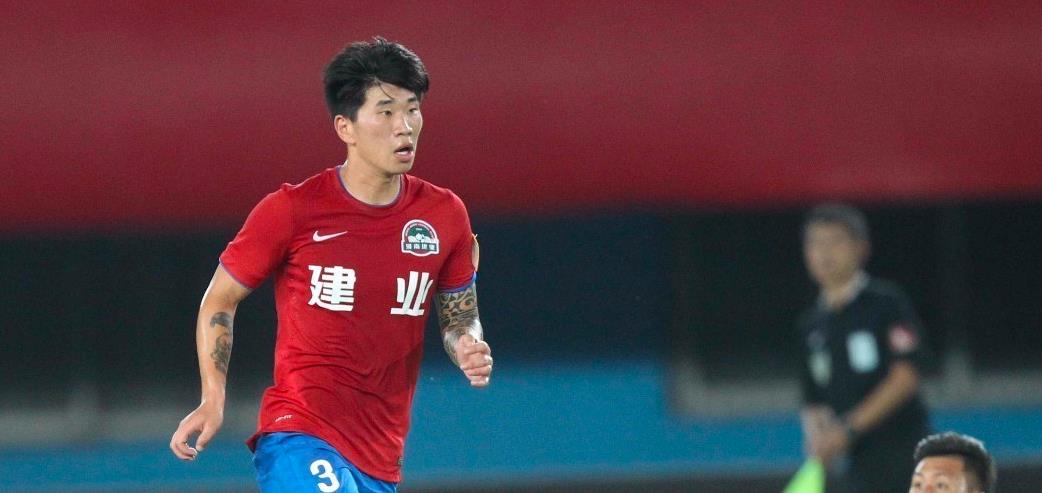 可馨育娃|国足缺好中卫怪谁？前超新星中卫根本踢不上中超，只能混迹中甲！