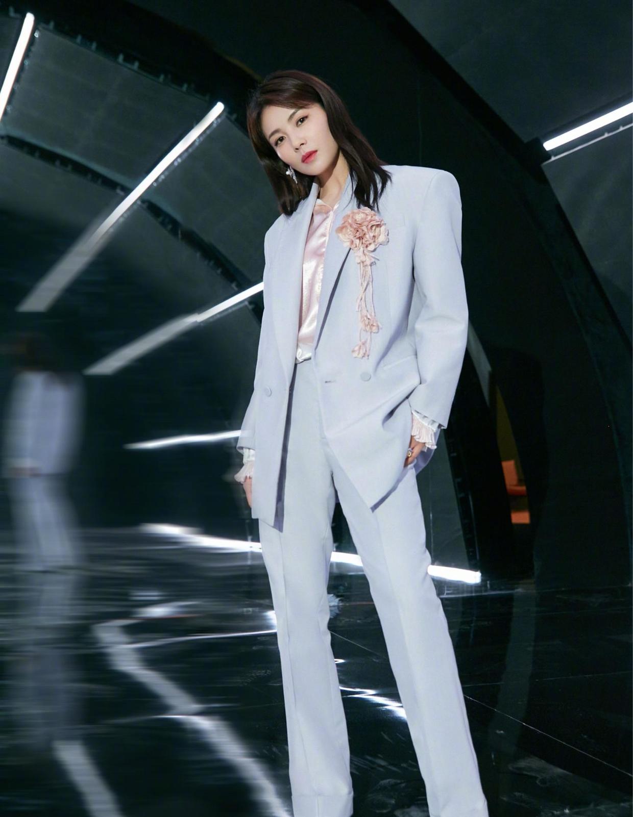 何有强|刘涛美得优雅温婉！穿一袭牛仔拼接色连衣裙拍时尚大片，超洋气