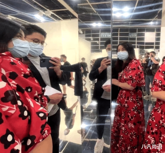 郭晶晶|郭晶晶真怀四胎了？廓形西服配蓝色牛仔裤随性，霍启刚还刻意遮挡