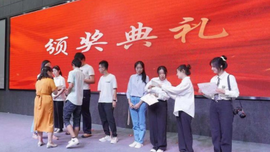 糯妈育儿经|大学生“请假条”火了，辅导员直接给假，直言：记得带点喜糖回来