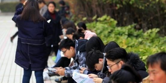 教师|考公务员很难上岸？这几条路不妨试试看，收入比公务员还稳定