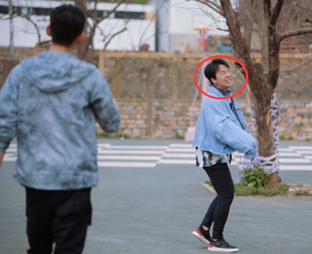 郭麒麟|郭麒麟的家教绝了！打球被张翰伤到脚疼出猪叫声，开口一句话真涨粉