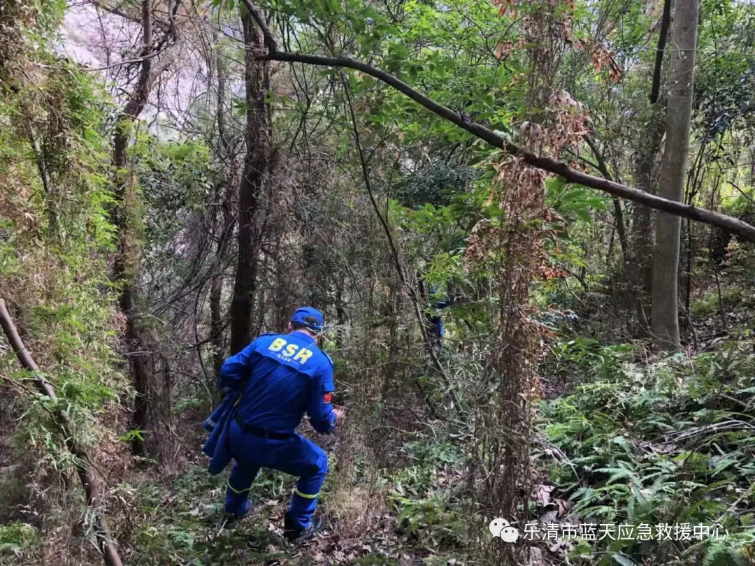 溫州百事通 溫州一男子上山未歸，尸體被找到抬下山